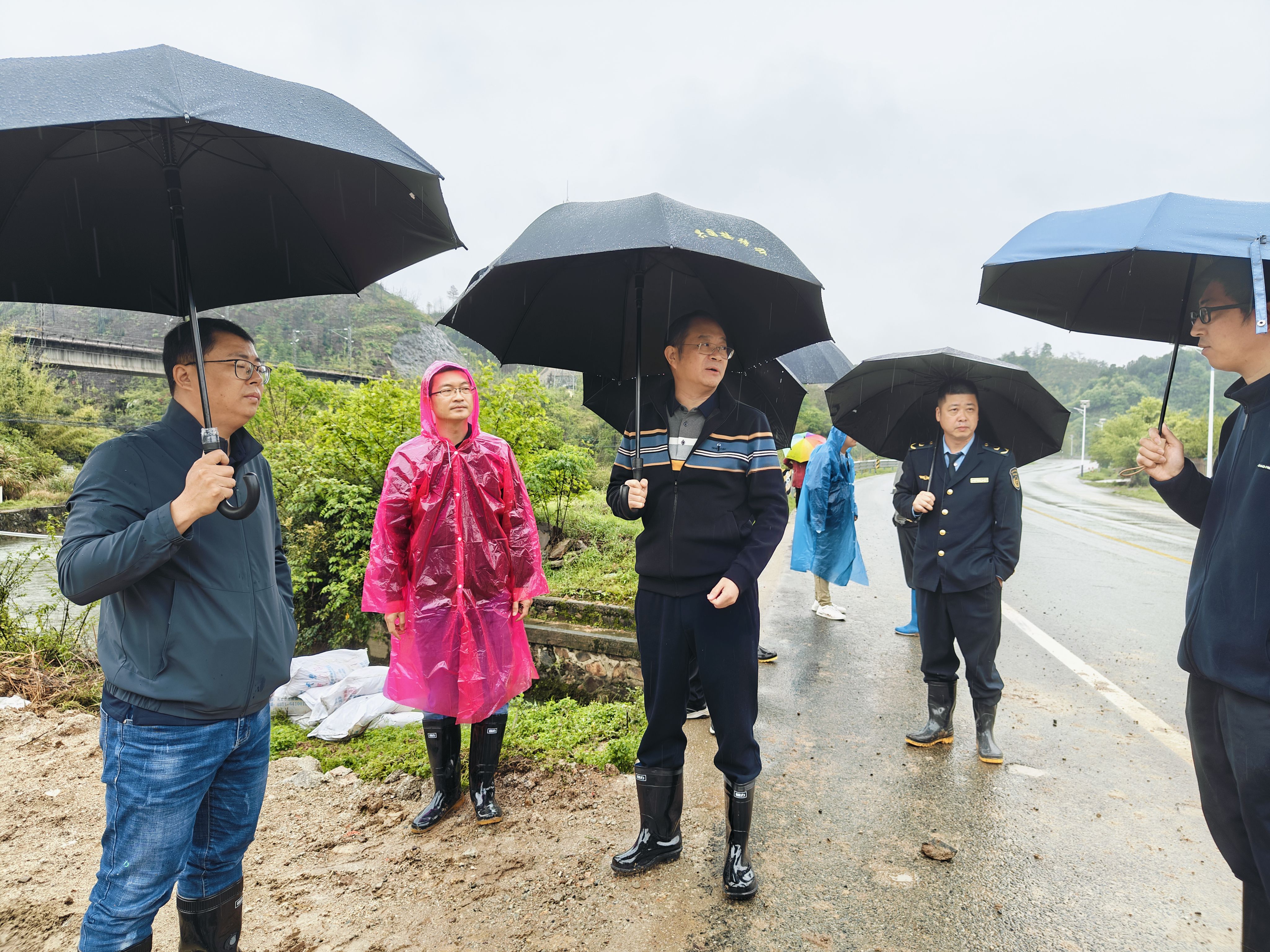 李贱贵深入高兴镇调度3.26交通事故后续处置工作